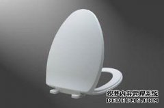 马桶盖松了如何拧紧，找到那处链接的地方