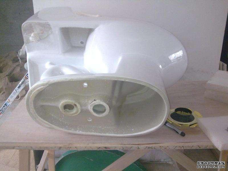 马桶底部漏水怎么修