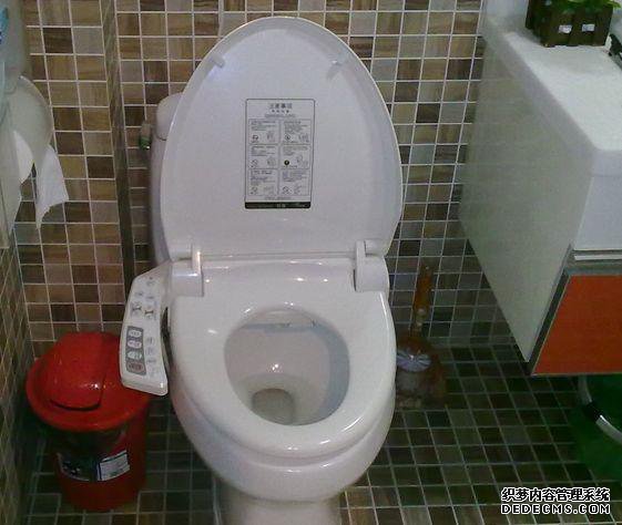 马桶底部漏水怎么修